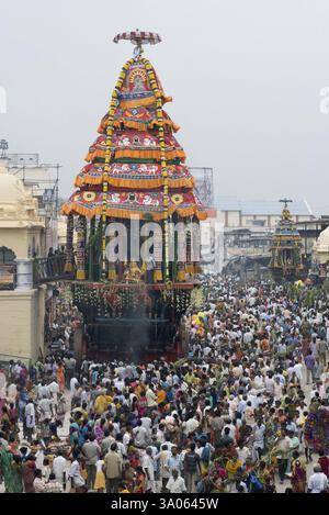 Wagen-Prozession während Karthigai Deepam Festival im Arunachaleshwara Tempel gewidmet Herrn Shiva Chola Thiruvannamalai Stockfoto