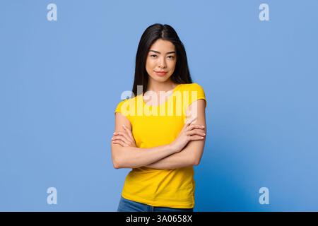Porträt Von Zuversichtlich Junge Koreanische Frau Stehend Mit Gefalteten Armen In Studio Stockfoto