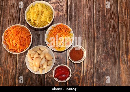 Koreanische Beilagen für ein Barbecue-Abendessen - Kimchi und verschiedene Arten von Gemüse, eine Reihe von fermentierten Lebensmitteln nützlich für die Darmgesundheit - Ansicht von oben Stockfoto