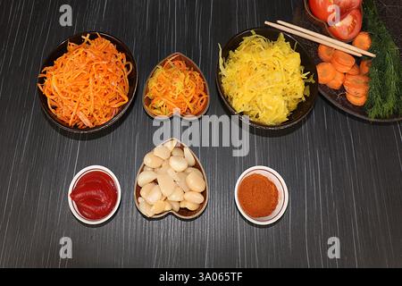 Chinesische Beilagen für Barbecue-Abendessen - Kimchi und verschiedene Arten von Gemüse, eine Reihe von fermentierten Lebensmitteln, die gut für die Darmgesundheit sind, Karotten Stockfoto