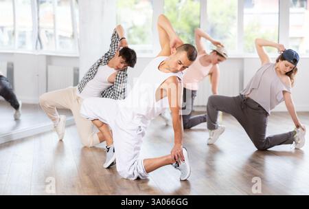 Break Dance von einer Gruppe junger Tänzer im Tanzstudio Stockfoto