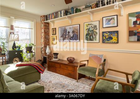 Galeriewand mit Fernseher (die Kunst zeigt - Cezanne Kartenspieler), Pfirsichwände und Zimmerpflanzen, Philadelphia, Pennsylvania, USA Stockfoto