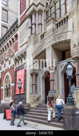 Fassade der Pennsylvania Academy of Fine Arts (Furness-Hewitt) mit People, Philadelphia, Pennsylvania, USA Stockfoto
