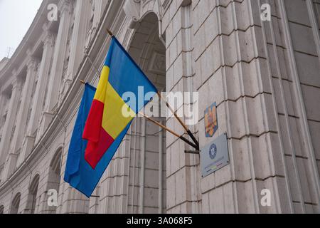 Bukarest, Rumänien - 31. Dezember 2024: Gebäude des Finanzministeriums mit rumänischer und EU-Flagge in der Innenstadt. Stockfoto
