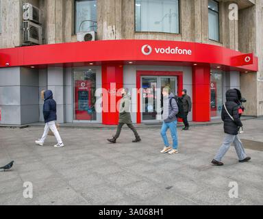 Bukarest, Rumänien - 31. Dezember 2024: Fassade des Vodafone-Geschäfts in der Innenstadt. Es handelt sich um ein britisches multinationales Telekommunikationsunternehmen Stockfoto