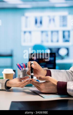 Medizinisches Fachpersonal, das während des Patientenbesuchs einen Insulinpen zur Injektion verwendet. Die Beratung konzentriert sich auf Diagnostik, Röntgenergebnisse und Behandlung von Krankheiten in einer gut ausgestatteten Arztpraxis. Nahaufnahme. Stockfoto