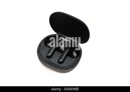 Kabellose Ohrstöpsel in schwarzem Gehäuse isoliert auf weißem Hintergrund Stockfoto