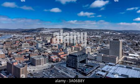 Binghamton, NY, USA - 03-02-2025: Luftbild am Winternachmittag über der Innenstadt von Binghamton, NY. Stockfoto