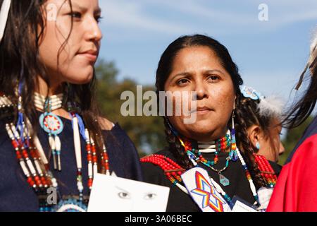 Am 21. September 2004 versammeln sich indianische Frauen auf dem First Americans Festival in der National Mall, um die Eröffnung des National Museum of the American Indian in Washington, DC, zu feiern. (Foto: Jonathan Paul Larsen / Diadem Images) Stockfoto