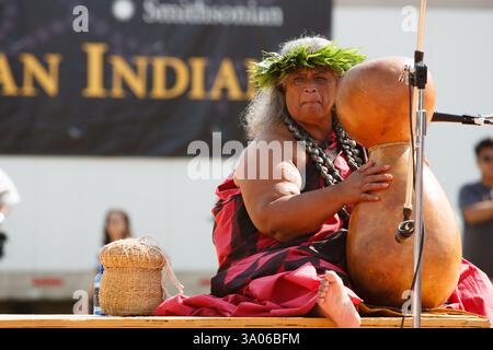 Ein Mitglied der hawaiianischen Tanzkompanie Halau O Kekuhi tritt beim First Americans Festival am 25. September 2004 auf, um die Eröffnung des National Museum of the American Indian in Washington, DC, zu feiern. (Foto: Jonathan Paul Larsen / Diadem Images) Stockfoto