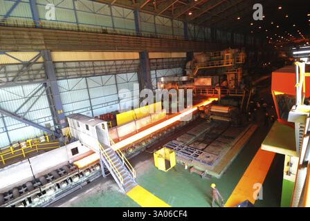 Herstellung von Stahlblech geschmolzenem Eisen auf Förderband im Stahlwerk, Essar Steel, Hajira Werk, Surat, Gujarat, Indien, Asien Stockfoto