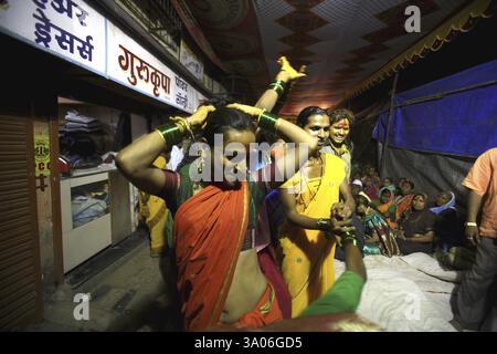 Eunuchen, die während der Hochzeit von Eunuchen anlässlich von Bewa Purnima in Ghatkopar, Mumbai, in Pracht getanzt wurden Stockfoto