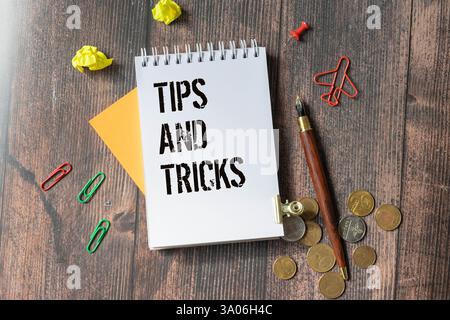 Holzblöcke mit den Worten Tipps und Tricks. Symbol für Tipps und Tricks. Schöner blauer marineblauer Hintergrund. Geschäftskonzept und Unternehmensberatung. Spa kopieren Stockfoto