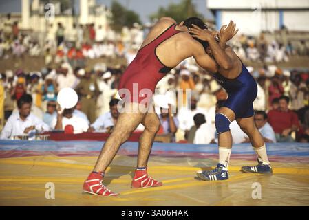 Wrestler India Pakistan Wrestling Match, Weihe des ewigen Sikh Guru Granth Sahib auf dem Khalsa Sports Ground, Nanded Stockfoto