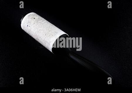 Nahaufnahme einer gebrauchten Stoffwalze in einem Winkel, der auf Schwarz aus einem Studiofoto isoliert wurde Stockfoto