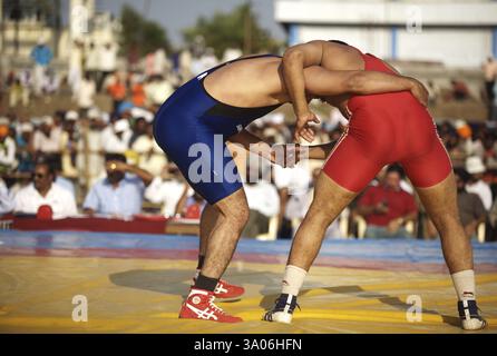 Wrestler India Pakistan Wrestling Match, Weihe Perpetual Sikh Guru Granth Sahib Khalsa Sports Ground, Nanded Stockfoto