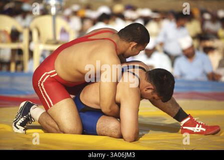 Wrestler India & Pakistan Wrestling Match, Weihe Perpetual Sikh Guru Granth Sahib Khalsa Sports Ground, Nanded Stockfoto