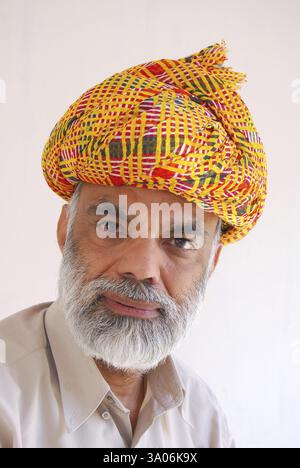 Porträt eines gebildeten rajasthani-Mannes in traditionellem Turban, Jodhpur, Rajasthan, Indien MR.#704 Stockfoto