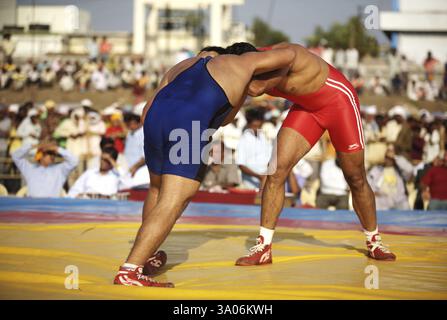 Wrestler India Pakistan Wrestling Match, Weihe Perpetual Sikh Guru Granth Sahib Khalsa Sports Ground, Nanded Stockfoto