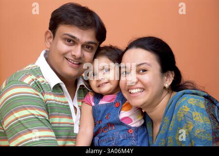 Indischer Familienvater Mutter Kind Wangen berühren, Indien, Asien, MR#364, Asien Stockfoto