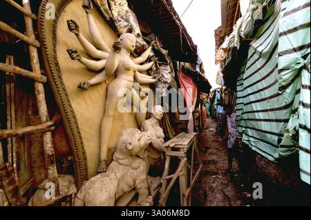 Bilderstellung der Göttin Durga durch Tonmodellierer des Kumartuli Kulturerbe-Dorf Kalkutta, Westbengalen, Indien, Asien Stockfoto