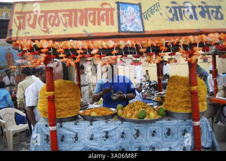 Eine Frau verkauft Poha Chivda knusprigen Reis mit Erdnüssen oder Erdnüssen und Gewürzen im Dorf Dimba, Pune Stockfoto