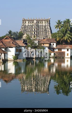 Sri padmanabhaswamy Tempel und Häuser spiegeln sich in Padmatheertham Tank in Trivandrum Thiruvananthapuram, Kerala, Indien 2010 Stockfoto