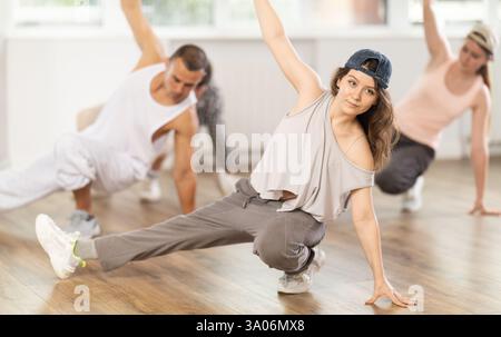 Break Dance von einer Gruppe junger Tänzer im Tanzstudio Stockfoto