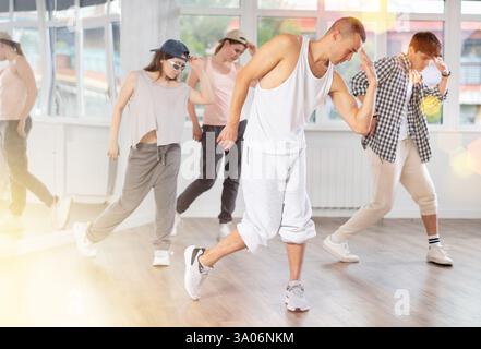 Hip-Hop-Tanz von einer Gruppe junger Tänzer im Tanzstudio Stockfoto