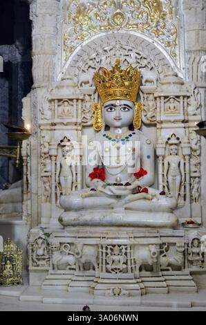 Indischen Jain Gott des weißen Sirohi Marmortempel Rajasthan Indien Asien Stockfoto