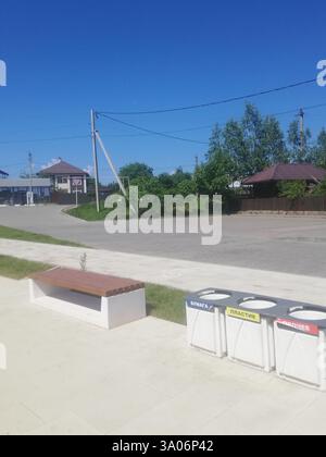 Behälter für die getrennte Abfallsammlung im Park: Papier, Kunststoff usw. Stockfoto