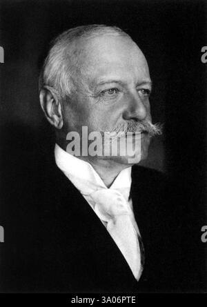 1916 , GERMANIA : der deutsche Politiker Bernhard von Bülow ( 1849–1929 ). Graf von 1899, Prinz von 1905. Er war Staatssekretär und Außenminister der Bundesrepublik Deutschland. Er war der Protagonist der gescheiterten deutschen Friedensmission, die Italien daran hindern sollte, an der Seite der Triple Entente in den Ersten Weltkrieg einzutreten. Foto von Max Hirsch ( 1880 – 1925 ) . - Heinrich Karl Martin von BULOW BUELOW - GESCHICHTE - Foto STORICHE - POLITICO - POLITICA - POLITIC - Porträt - ritratto - Schnurrbart - baffi - 1. Weltkrieg - GROSSER KRIEG - GRANDE GUERRA - 1. WELTKRIEG - Archivio GBB Stockfoto