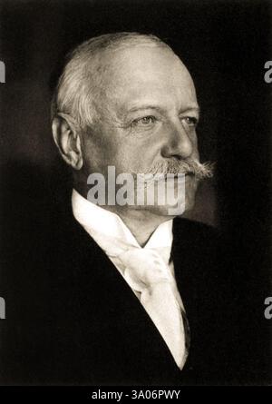 1916 , GERMANIA : der deutsche Politiker Bernhard von Bülow ( 1849–1929 ). Graf von 1899, Prinz von 1905. Er war Staatssekretär und Außenminister der Bundesrepublik Deutschland. Er war der Protagonist der gescheiterten deutschen Friedensmission, die Italien daran hindern sollte, an der Seite der Triple Entente in den Ersten Weltkrieg einzutreten. Foto von Max Hirsch ( 1880 – 1925 ) . - Heinrich Karl Martin von BULOW BUELOW - GESCHICHTE - Foto STORICHE - POLITICO - POLITICA - POLITIC - Porträt - ritratto - Schnurrbart - baffi - 1. Weltkrieg - GROSSER KRIEG - GRANDE GUERRA - 1. WELTKRIEG - Archivio GBB Stockfoto