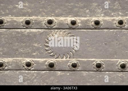 Sonne, heiliges Zeichen auf Metallblech des starken Haupteingangstors von Shaniwarwada, Pune, Maharashtra, Indien, Asien Stockfoto