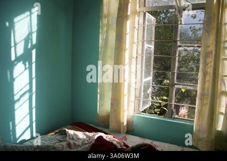 Wintermorgen Licht aus dem Fenster im Hotelzimmer, McLeod Ganj, Himachal Pradesh, Indien, Asien Stockfoto