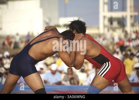Wrestler India Pakistan Wrestling Match, Weihe des ewigen Sikh Guru Granth Sahib auf dem Khalsa Sports Ground, Nanded Stockfoto