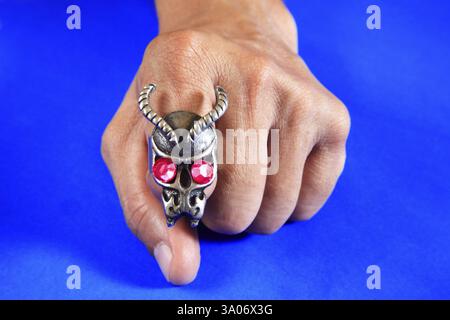 Moderner Modering auf Finger, blauer Hintergrund, Bombay Mumbai, Maharashtra, Indien MR#201 Stockfoto