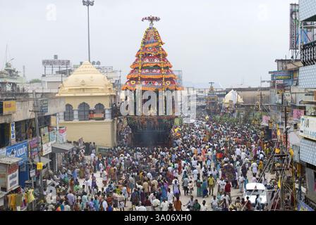 Wagen-Prozession während Karthigai Deepam Festival im Arunachaleshwara Tempel gewidmet Herrn Shiva Chola Thiruvannamalai Stockfoto