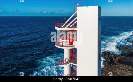 Aus der Vogelperspektive des Leuchtturms Buenavista oder des Leuchtturms La Laja mit einer Wendeltreppe im Freien in Buenavista del Norte an der Nordküste Tenerifs Stockfoto