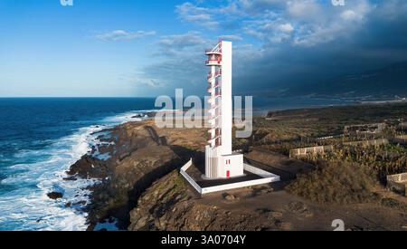 Aus der Vogelperspektive des Leuchtturms Buenavista oder des Leuchtturms La Laja mit einer Wendeltreppe im Freien in Buenavista del Norte an der Nordküste Tenerifs Stockfoto