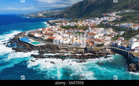 Blick aus der Vogelperspektive auf Garachico, eine kleine Stadt an der Nordküste Teneriffas auf den Kanarischen Inseln, Spanien Stockfoto