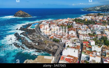 Blick aus der Vogelperspektive auf Garachico, eine kleine Stadt an der Nordküste Teneriffas auf den Kanarischen Inseln, Spanien Stockfoto