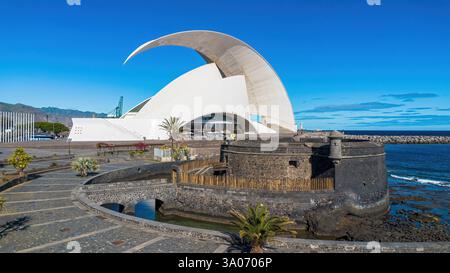 Blick aus der Vogelperspektive auf das Auditorio de Tenerife „Adán Martín“, ein Auditorium, das vom Architekten Santiago Calatrava in Santa Cruz de Tenerife entworfen wurde Stockfoto