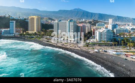 Blick aus der Vogelperspektive auf den Strand von Martiánez in Puerto de la Cruz an der Nordküste Teneriffas auf den Kanarischen Inseln, mit Blick auf den Gipfel des Teid Stockfoto
