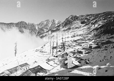Dorf im Winter in Schnee gehüllt, Arunachal Pradesh, Indien 1982 Stockfoto