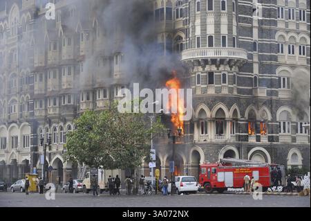 Feuer in der Hotelfeuerwehr Taj Mahal nimmt Position ein, Terroranschlag Deccan Mujahedeen 26. November 2008 Bombay Stockfoto