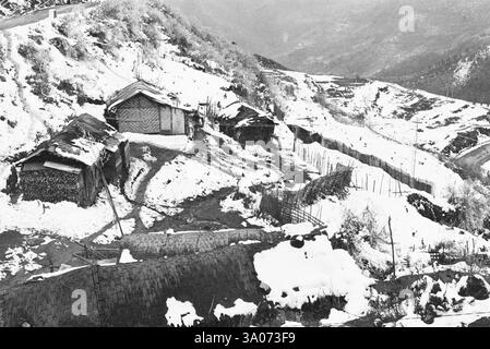 Dorf im Winter in Schnee gehüllt, Arunachal Pradesh, Indien 1982 Stockfoto