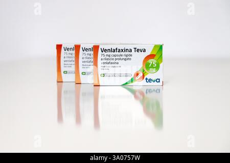Packung Venlafaxin Teva 75 mg Hartkapseln mit verlängerter Wirkstofffreisetzung, ein Antidepressivum, auf einer weißen reflektierenden Oberfläche Stockfoto