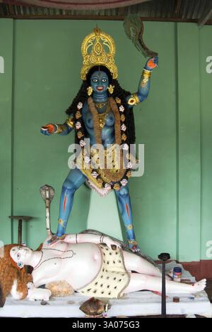 Statuen von Göttin Kali und Dämon im Tempel, Bangladesch, Asien Stockfoto