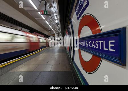 Die Londoner U-Bahn 1995 hält die Northern Line an der Station Elephant and Castle mit dem Bahnhofsschild und dem U-Bahn-Logo/Rundlauf auf Stockfoto